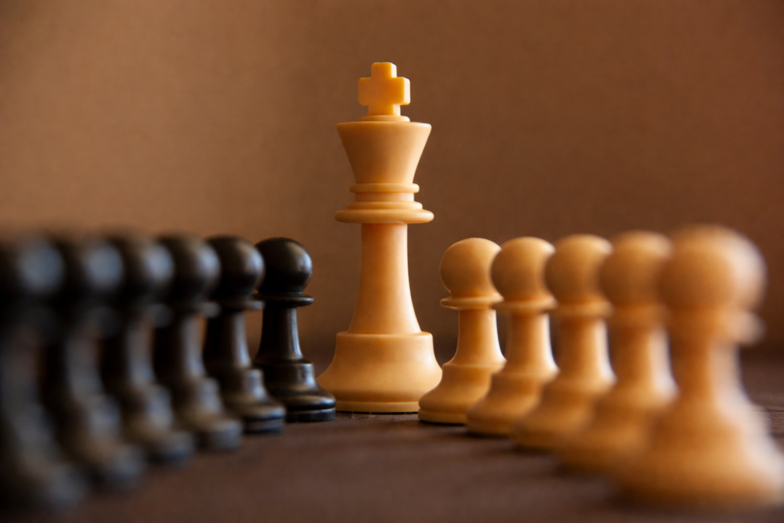 Zdjęcie pionków w rzędach, z królem pomiędzy nimi.